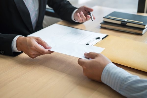 Comment élaborer une grille de salaires équitable dans un secteur industriel en mutation?